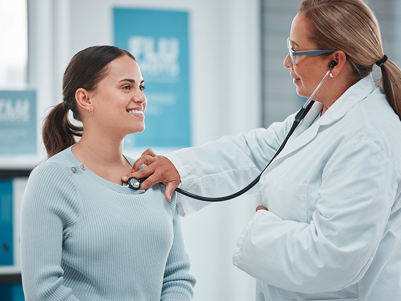 Mujer paciente con médico participando en un ensayo clínico